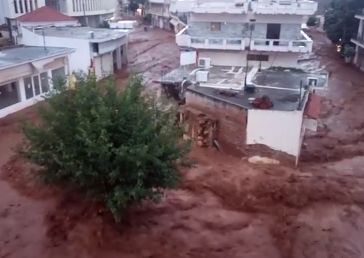 Reshjet e dendura shkaktojnë përmbytje të mëdha në Greqi[VIDEO]
