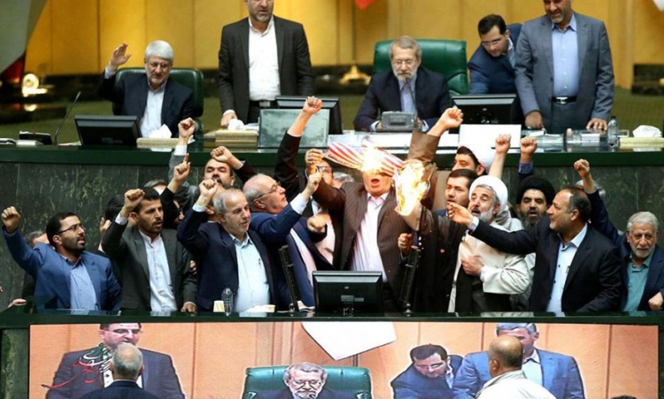 Shihni sesi në parlamentin iranian digjet flamuri i SHBA-së, thirret ‘Vdekje Amerikës’ [VIDEO]