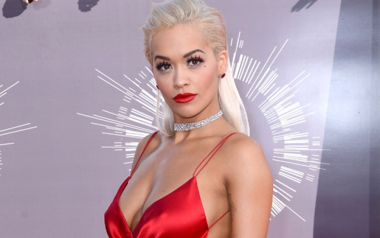 Me puthje dhe e zhveshur, kështu i falënderon Rita Ora fansat e saj [FOTO]