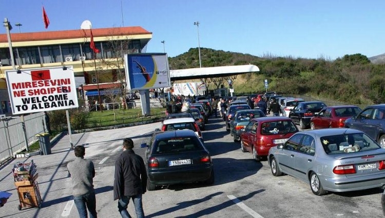 Dy ministrat në Kakavijë për bllokimin e kufirit, ish-ambasadori: 'Show i turpshëm'!