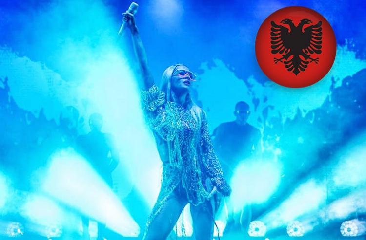 Rita Ora ‘’çmend’’ fansat gjatë turit të saj dhe bën shenjën e shqiponjës me duar LIVE në koncert