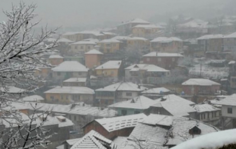 Trashesia e bores 2 metra izolon familjen në qarkun e Dibrës 4 persona në gjendje të rëndë