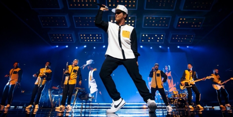 Sulm terrorist në koncertin e këngëtarit Bruno Mars? Makina futet mes turmës dhe.. [VIDEO]