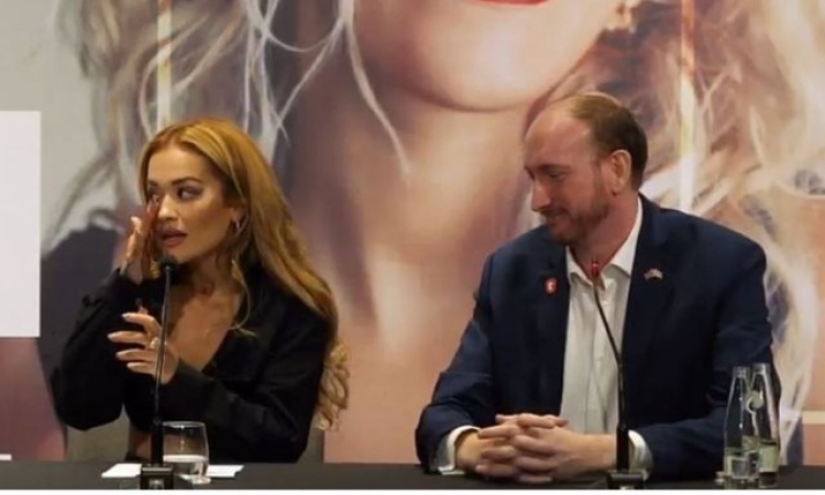 Çfarë ndodhi?! Rita Ora shpërthen në lot gjatë konferencës për shtyp në Tiranë