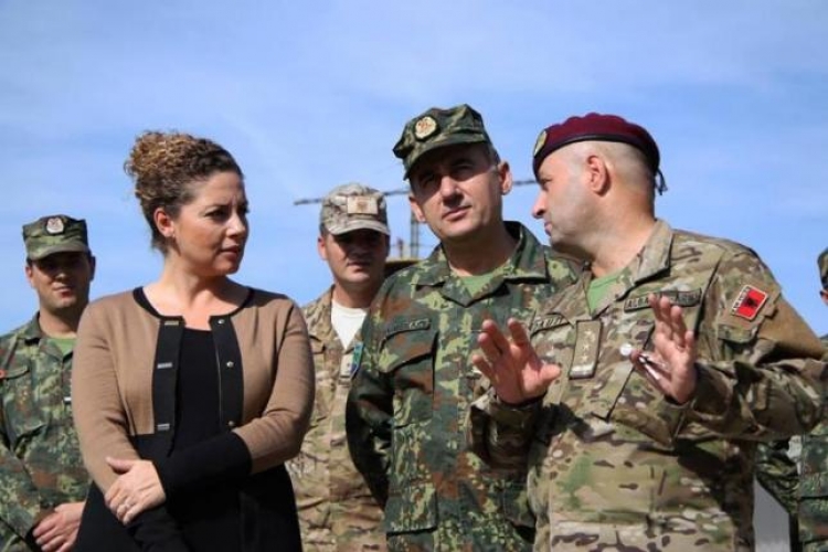 Ministrja Olta Xhaçka është nisur së bashku me kontingjentin prej 80 efektivësh të Komandës Mbështetëse të Forcave të Armatosura drejt Fierit e Vlorës