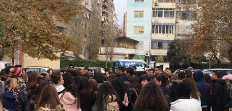 Sot studentët ribashkohen para Parlamentit për të protestuar