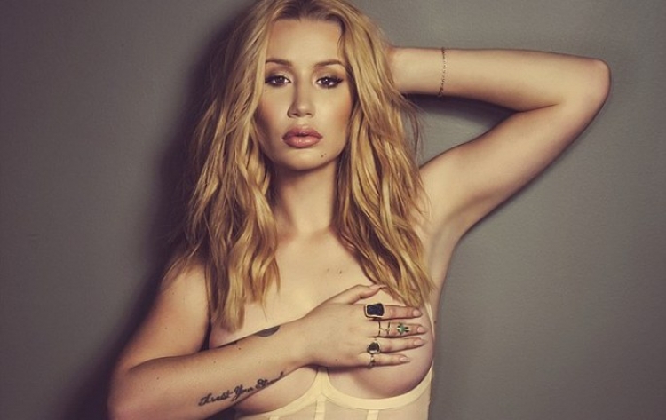 Iggy Azalea pozon topless