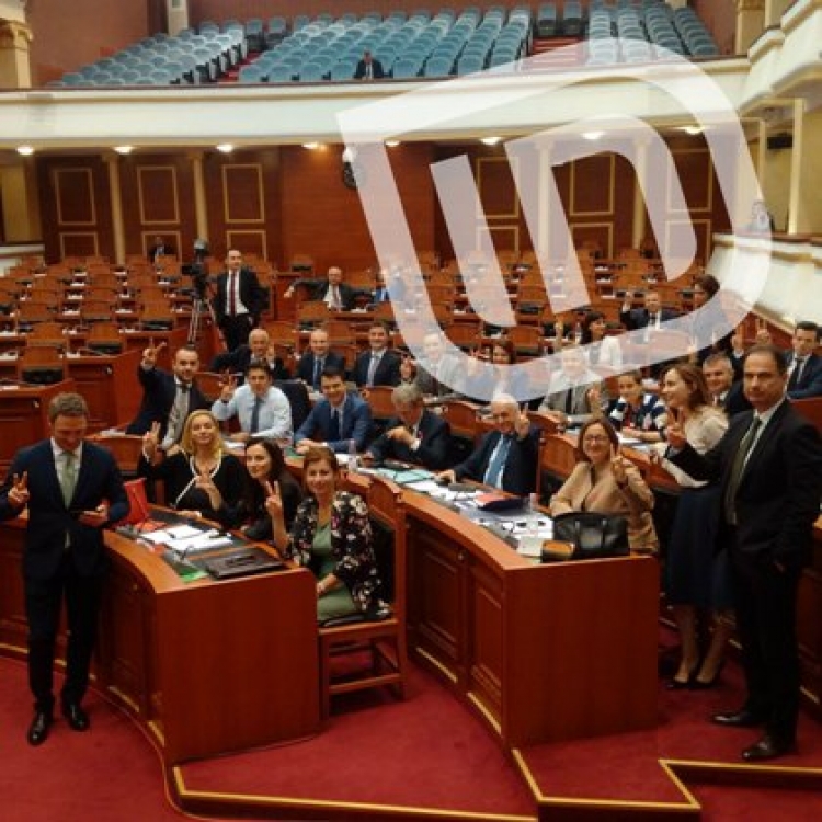 Brenda sallës së parlamentit, ku janë ngujuar demokratët [FOTO]