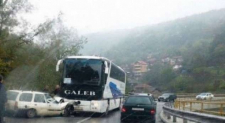 Autobusi përplaset me makinën, 7 të plagosur , 4 në gjendje të rëndë