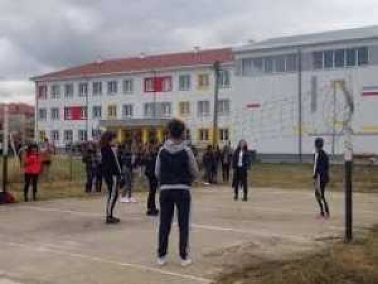 Ngeli në klasë, 17-vjeçari hakmerret ndaj mësueseve duke ju vjedhur regjistrat mësimor gjatë natës