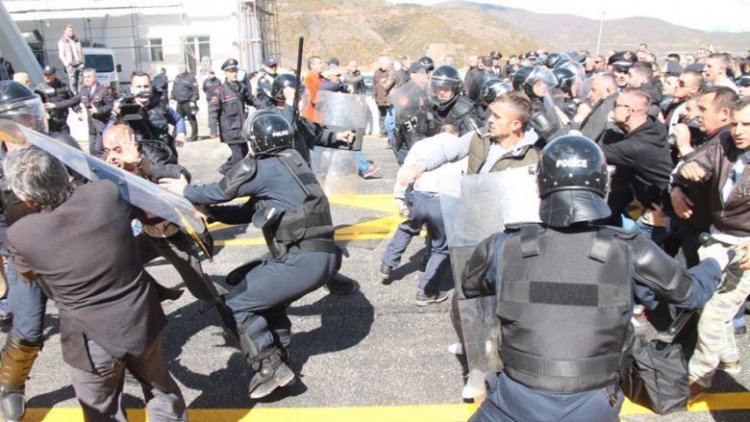 Prokuroria lëshon 24 urdhërarreste për protestuesit e “Rrugës së Kombit”