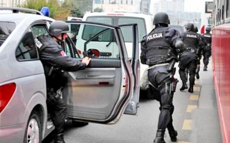 Fier, me drogë dhe armë, arrestohen në flagrancë shtetasit Edi Subashi, 27 vjeç dhe Fatmir Hoxha, 48 vjeç