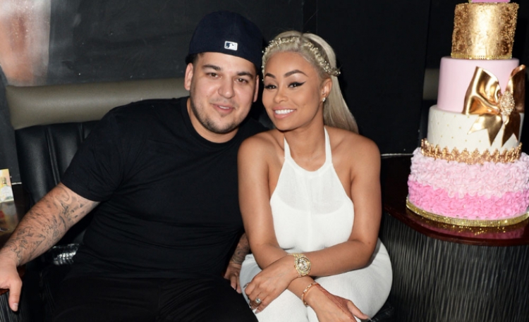 Rob Kardashian e mbulon me puthje dhe para të thata Blac Chyna-n [VIDEO]