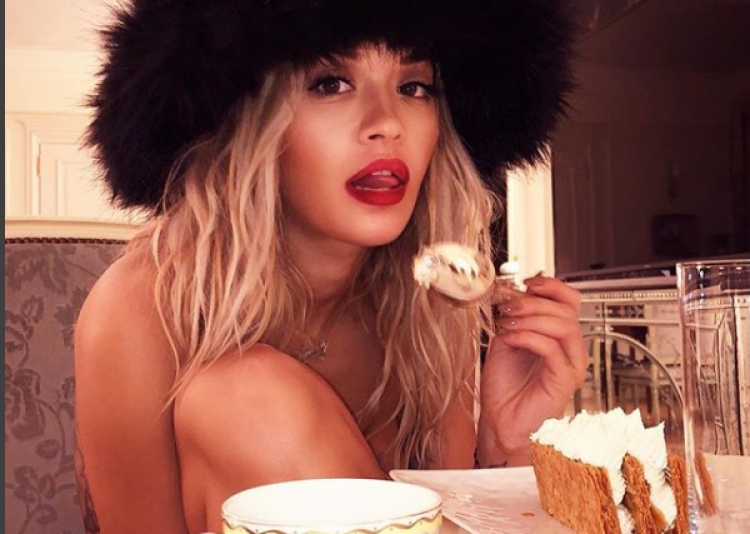100% lakuriq, Rita Ora nuk do t’ia dijë për të ftohtin [FOTO]