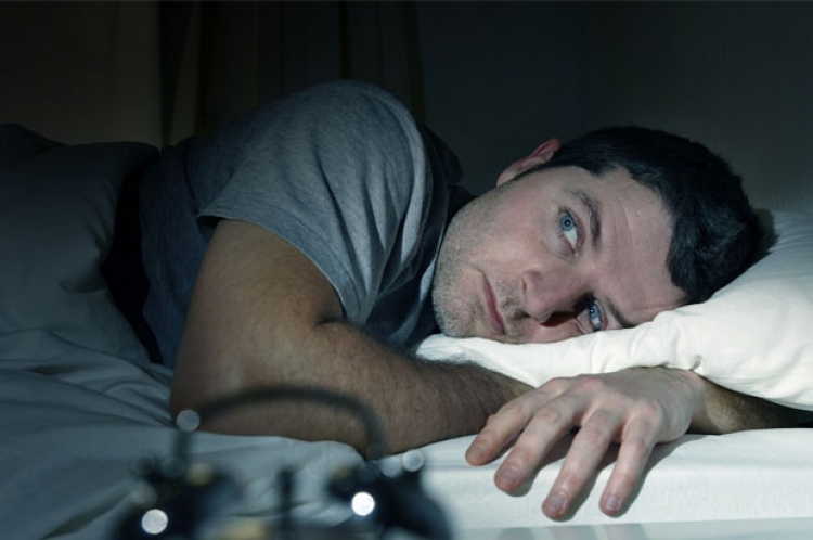 Studimi: Gjumi “vret” njësoj si alkooli