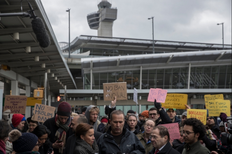 Trump bllokon hyrjen, me mijëra emigrantë të ngecur në aeroport