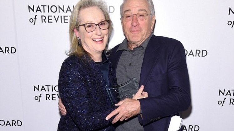 Ka çmim po ka edhe puthje pasiononte! Meryl Streep merr një puthje ''të zjarrtë'' nga Robert De Niro [FOTO]
