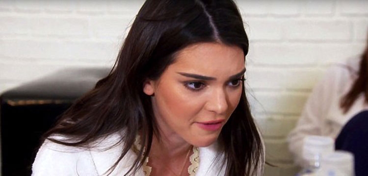 Një zgjedhje e dështuar: Kendall Jenner turpërohet publikisht...nga bluzja e saj! [FOTO]