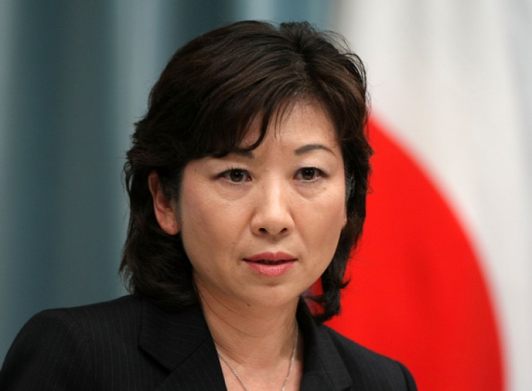 Foli shumë në publik, ministrja japoneze heq dorë nga paga e një viti[VIDEO]