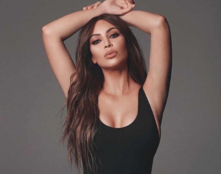 Kim Kardashian i rikthehet pozave të nxehta, këtë herë ka zgjedhur...[FOTO]