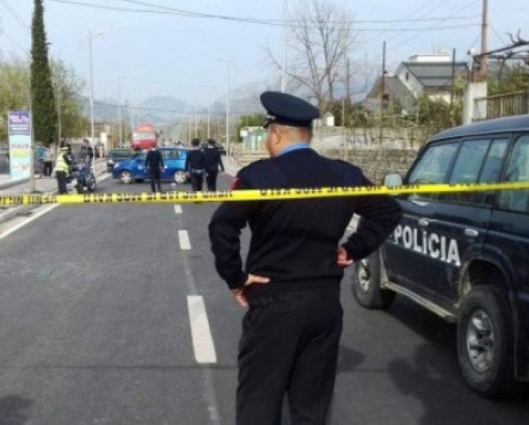Aksident rrugor në Berat, përfshihen 3 automjete, disa të plagosur