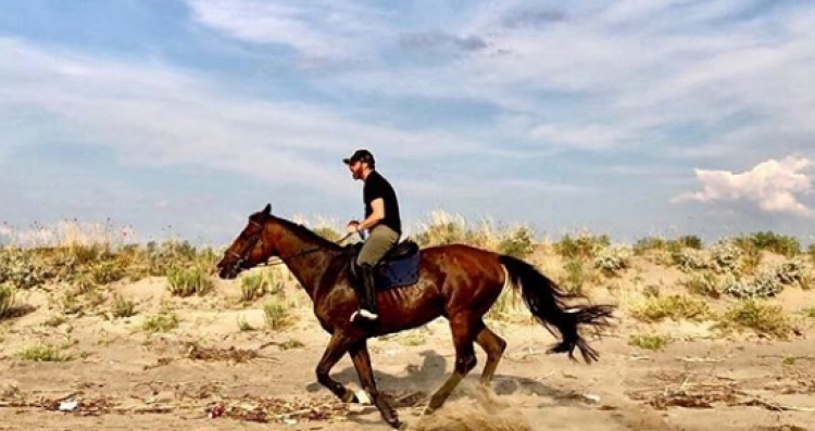 Shfaqet Saimir Tahiri. Nuk do ta besoni për ku është nisur…me kalë [FOTO/VIDEO]