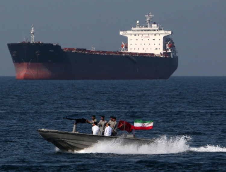 “Përshkallëzohen tensionet”, anijet iraniane ndalojnë çisternën britanike