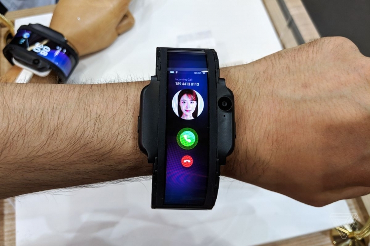 Smartphone wearable i Nubia është një vrojtim i së ardhmes së ekraneve OLED fleksibël