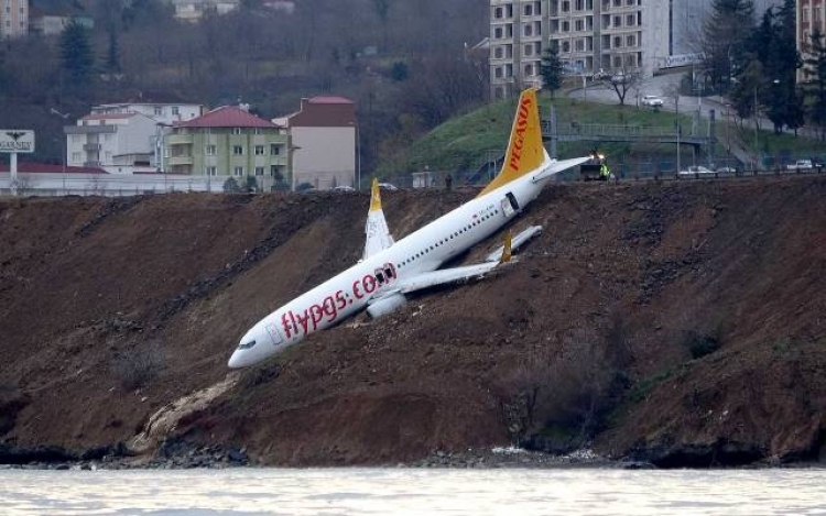 Turqi, aeroplani del nga pista 11 të lënduar [VIDEO]