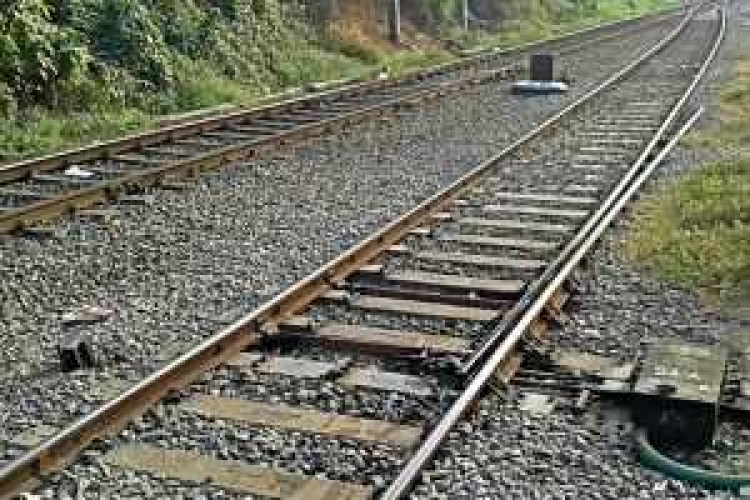 Fier/ Gjendet një i moshuar i pa jetë në shinat e trenit, dyshohet për vdekje natyrale