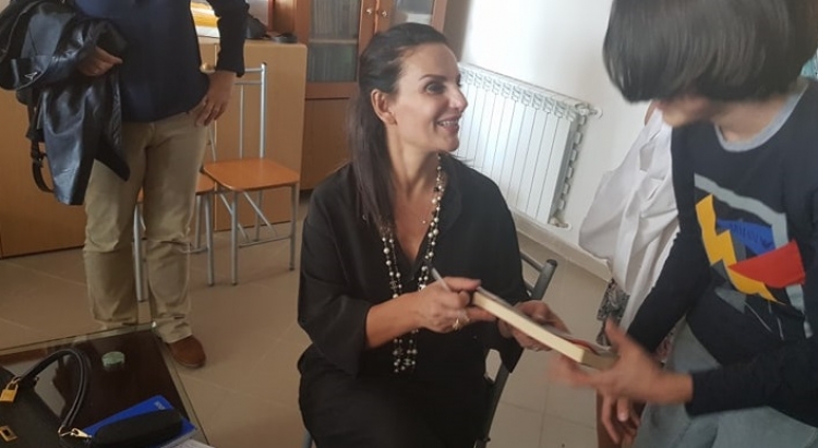 Anilda Ibrahimi, shkrimtarja që paraqet në italisht realitetin e gruas shqiptare: Shumë familje rrezikuan jetën për të mbajtur besën...[FOTO]