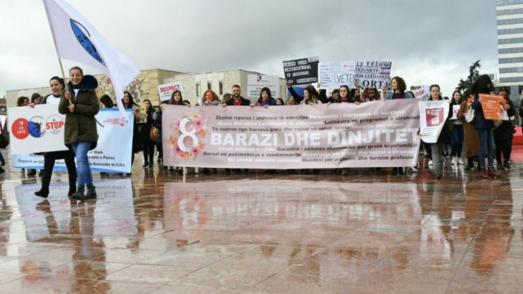 “Barazi dhe dinjitet”, dhjetëra gra marshim simbolik në sheshin “Skënderbej”