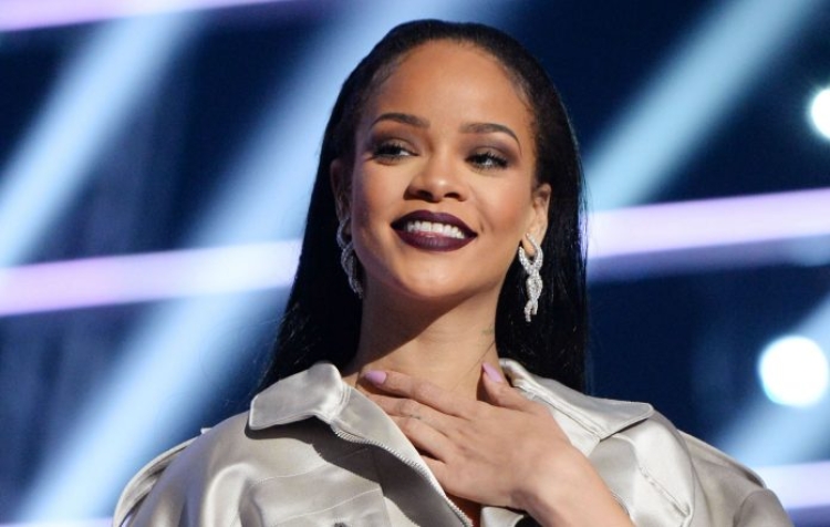 Pas një darke me miqtë e saj, Rihanna ndihmon stafin duke pastruar restorantin