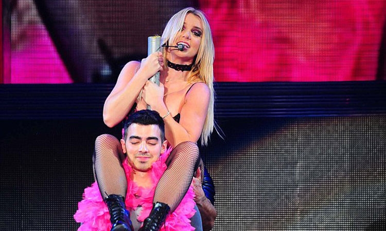 Joe Jonas: E vërteta e sikletshme e turit me Britney Spears