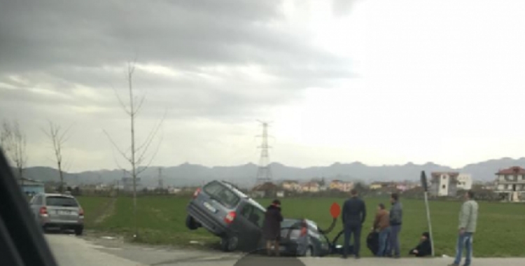 Aksident në rrugën e Rinasit, përplasen dy automjete, nuk raportohet për viktima