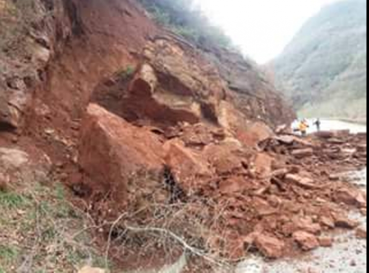 Në aksin Librazhd- Pogradec ka patur rrëshqitje dherash, ARRSH, kompania e mirëmbajtjes dhe policia rrugore po punojnë për pastrimin e rrugës