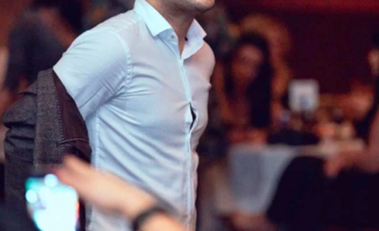 Këngëtari i famshëm shqiptar feston ditëlindjen në spital