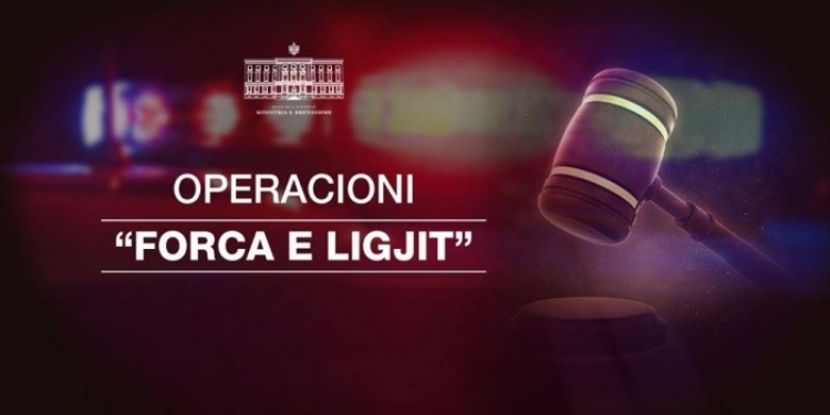 Operacioni i koduar “Forcat e Ligjit” ka goditur një grup kriminal me veprimtari në Fier, sekuestrohen makina të blinduara, armë dhe drogë