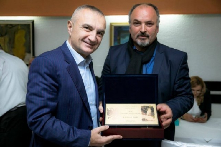 Presidenti Ilir Meta është nderuar me pllakadë falenderimi nga shoqata 