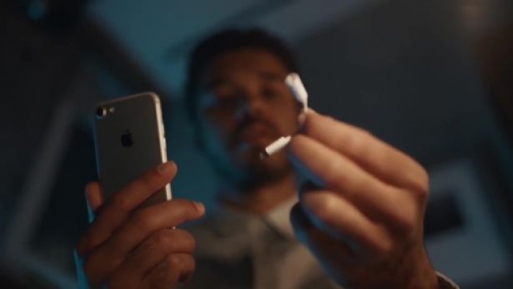 Samsung tallet keq me fansat e iPhone, mos e humbisni këtë reklamë se do shkriheni së qeshuri [VIDEO]