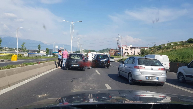 Bllokohet autostrada Tiranë-Durrës, aksident i shumëfishtë mes 5 automjeteve, rradhë të gjata trafiku