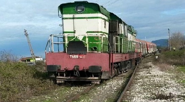 Vorë, një 17 vjeçare ndodhet në gjendje të rëndë pasi u përplas nga një tren