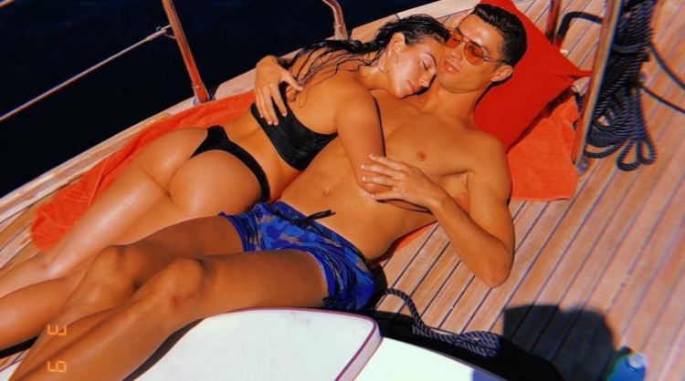 UPSSS! Cristiano Ronaldo shkon në pushime me të dashurën seksi, por çfarë ka ndodhur me fytyrën e tij? [FOTO]