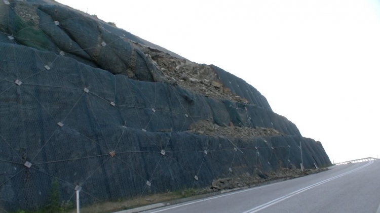 Bien disa shkëmbinj në autostradën Levan-Tepelenë, bllokohet qarkullimi