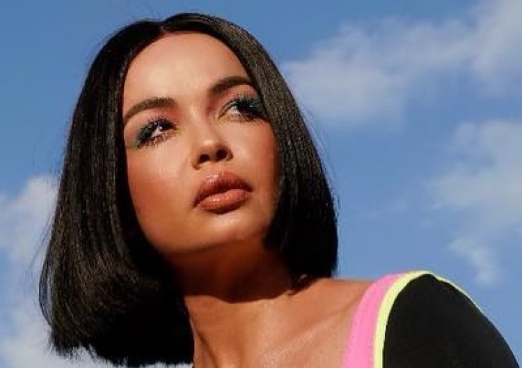 Këngëtarja shqiptare bën ndryshimin drastik në pamje dhe duket fiks si Khloe Kardashian! [FOTO]