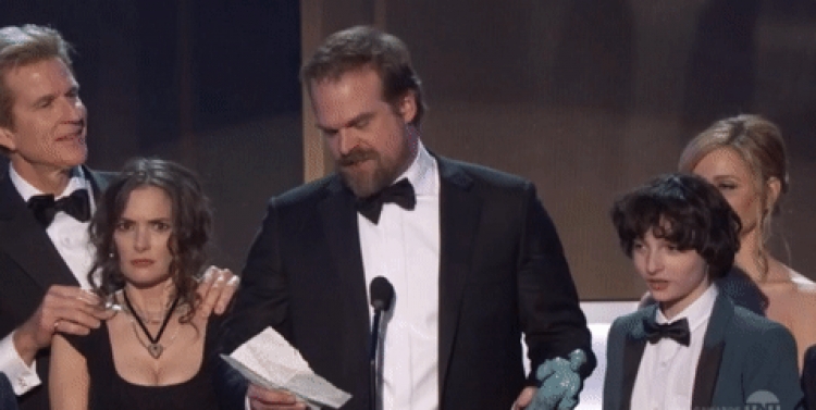 SAG Awards: Winona Ryder imiton çdo emoji në vetëm një minutë [VIDEO]