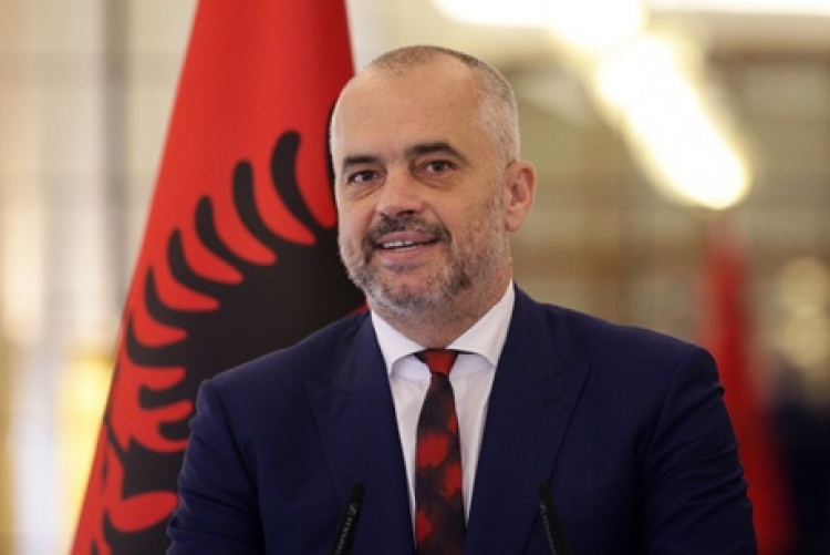 Rama nuk ndal letrat për Lulzim Bashën, ‘Ulu në tryezën e dialogut, Shqipërisë nuk i duhen kalamaj në formë burrash’