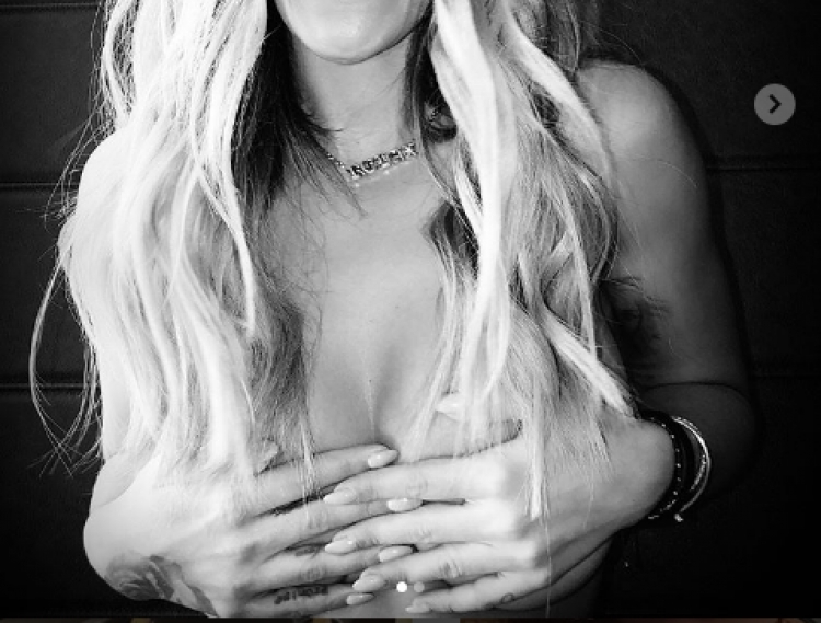 Këngëtarja shqiptare pozon topless, mban gjoksin me duar [FOTO]