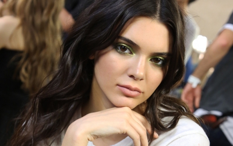 Fansat e kryqëzojnë! Natyralja Kendall Jenner ka bërë injeksione në buzë? [FOTO]