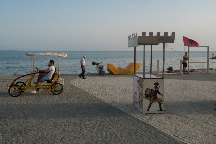 The Guardian, sjellë përmes tre fotografive jetën në bregdetin e Shqipërisë